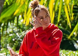 Jennifer Lopez để mặt mộc, ngọt ngào "khóa môi" tình trẻ khi đi chơi