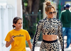 Jennifer Lopez diện đồ bó sát, khoe eo thon dáng đẹp ở tuổi 50