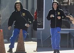 Justin Bieber để tóc khác lạ, vui vẻ nghe nhạc khi đi dạo bộ trên phố