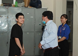 Khi Hiệu trưởng đeo khẩu trang kiểm tra công tác phòng dịch, tặng lì xì để sinh viên mua khẩu trang tránh virus Corona