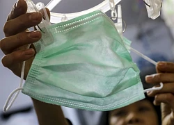Mẹ đơn thân Hong Kong dùng 1 chiếc khẩu trang giấy suốt 5 ngày