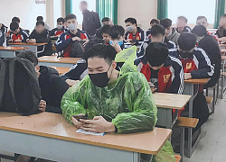 Sinh viên 1 trường Đại học ở Hà Nội quyết tâm trang bị từ khẩu trang đến áo mưa đi học để phòng chống dịch bệnh