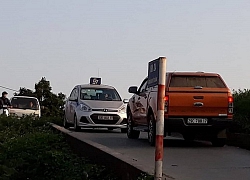 Vì sao dốc đê Yên Nghĩa hay ùn tắc?