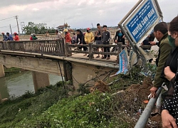 Xe bán tải lật nhào xuống chân cầu cao 30m, tài xế may mắn thoát chết