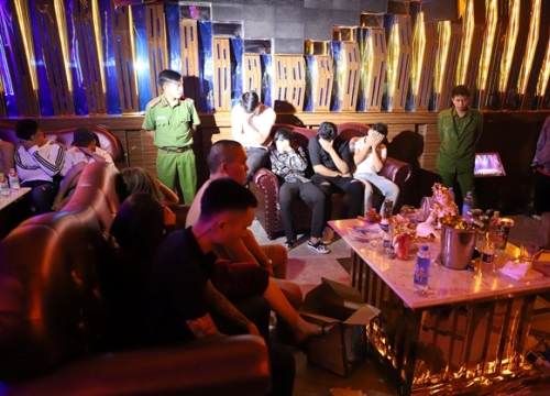 26 nam, nữ tổ chức "tiệc" ma túy trong quán Karaoke