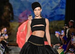 Bella Hadid đắt show, liên tục diện đồ khoe ngực trên sàn catwalk