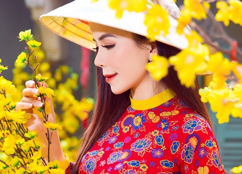 Oanh Lê khoe dáng với áo dài sau khi đăng quang Mrs International World 2019