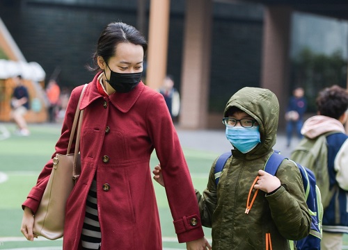 'Sợ lây virus corona, hàng xóm đóng cửa khi vợ chồng tôi đi làm về'