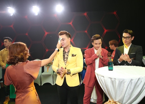 Thái Châu, Nguyên Vũ, Nam Cường... và hơn 30 nghệ sĩ đo nhiệt độ, rửa tay trong họp báo gameshow mới