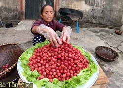 Đầu năm làm món xúc xích siêu to khổng lồ, bà Tân Vlog bất ngờ bị người cháu 'chê lên chê xuống'