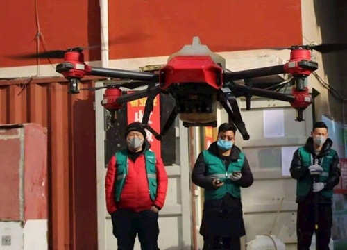 Trung Quốc dùng drone phun thuốc khử trùng, chiếu sáng công trường bệnh viện dã chiến