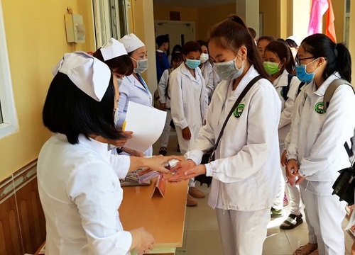 Trường Cao đẳng Y tế Lâm Đồng sản xuất khẩu trang để cấp phát miễn phí -  Tin nổi bật - Việt Giải Trí