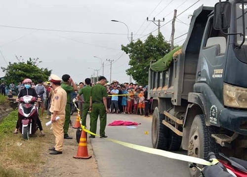 Bé 3 tuổi chạy ra giữa đường bị xe tải tông tử vong