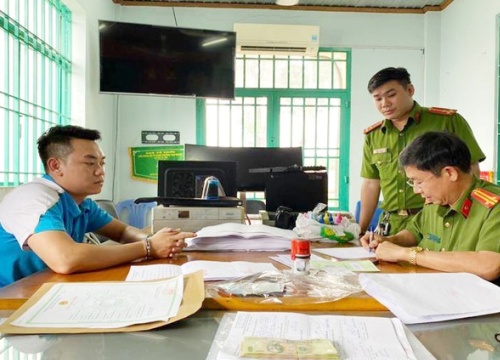 Chủ tiệm áo cưới làm giấy tờ giả