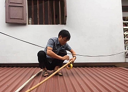 Con gái đang dỗi thì lăn ra ngủ, báo hại ông bố phải trèo lên nóc nhà hàng xóm&#8230; mở cửa giải cứu