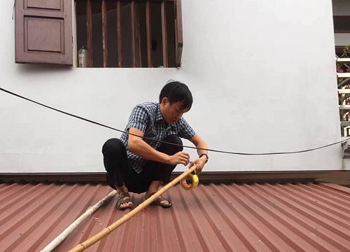 Con gái đang dỗi thì lăn ra ngủ, báo hại ông bố phải trèo lên nóc nhà hàng xóm... mở cửa giải cứu