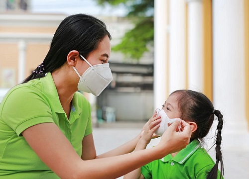 Con muốn sang hàng xóm chơi với bạn, mẹ thương quá liền nghĩ ra cách phòng virus Corona có 1-0-2, thách thức mọi loại virus đến gần