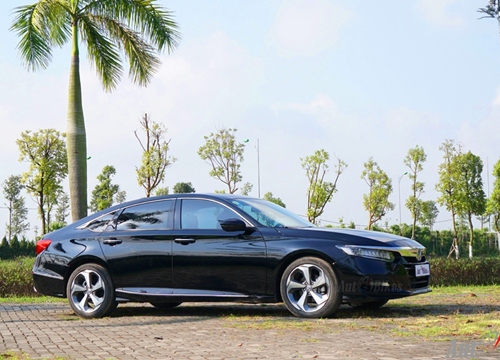 Honda Accord giảm giá sâu hơn Toyota Camry, chờ đợi sự bứt phá