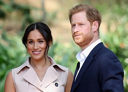 Kiếm hơn chục tỷ đồng trong lần xuất hiện đầu tiên, vợ chồng Meghan Markle lại bị chỉ trích là "đạo đức giả" vì một sai lầm trầm trọng