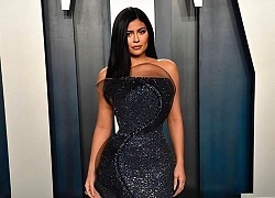 Kylie Jenner cùng chị gái Kim mặc chiếc váy cầu kì đến mức không thể ngồi xuống