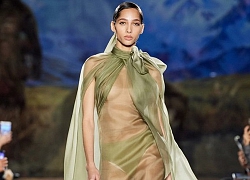 Loạt thiết kế xuyên thấu hở bạo, cut -out đầy thu hút phủ sóng New York Fashion Week 2020