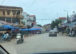 Một ngã tư có 2 rạp cưới chiếm nửa lòng đường, các phương tiện lưu thông chỉ biết than "ối trời ơi"