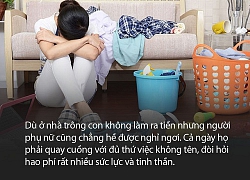 Người mẹ vừa bán hàng vừa đeo một chiếc "túi" đen lớn trước ngực, biết được thứ ở trong đó khách hàng đều nhiệt tình mua thêm đồ