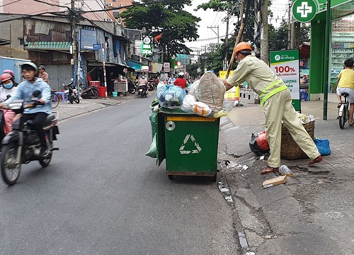 Nỗi lo của người thu gom rác trong mùa dịch Corona