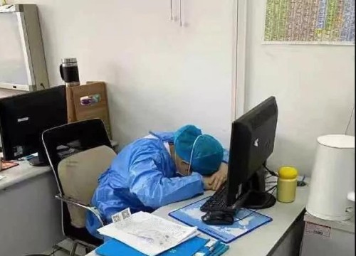 Nữ bác sĩ TQ qua đời sau 18 ngày làm việc liên tục chống virus corona