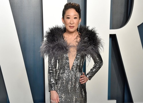 Quyền lực như một nữ hoàng, Sandra Oh nổi bật trên thảm đỏ tiệc hậu Oscar 2020 với sáng tạo của Công Trí