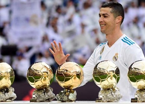 Ronaldo săn QBV thứ 6: Số 1 thế giới, ăn đứt Messi kể từ khi...thua Messi