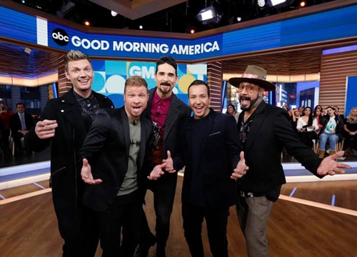 Tái xuất trên truyền hình, nhóm nhạc huyền thoại Backstreet Boys còn giúp 2 fan cầu hôn thành công