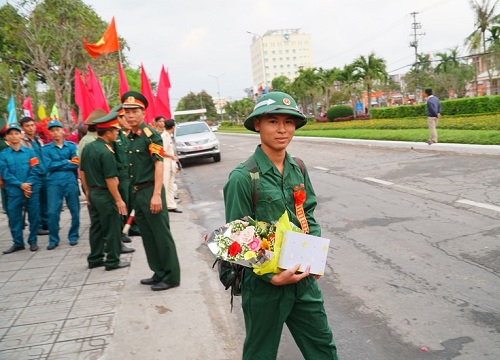 Cử nhân báo chí tình nguyện nhập ngũ phục vụ lâu dài trong quân đội