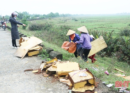 Tiếp thu vấn đề Báo Hà Tĩnh nêu, Thạch Bình tổ chức dọn rác trên đê Hữu Phủ