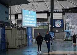 Trận đấu Man City - West Ham bị hoãn: Pep Guardiola càng khổ vì bão lớn