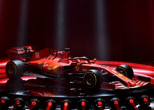 Vettel đặt mục tiêu vô địch trong lễ ra mắt xe mới của Ferrari