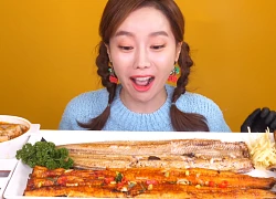 Youtuber Ssoyoung quyết trở thành "thánh hải sản": còn tự tay bắt lươn để tiếp tục series mukbang "những con bơi dưới nước"