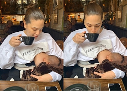 Ashley Graham vừa uống cafe vừa cho con bú