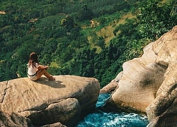 Bơi trên đỉnh thác cao 235 m ở Sri Lanka