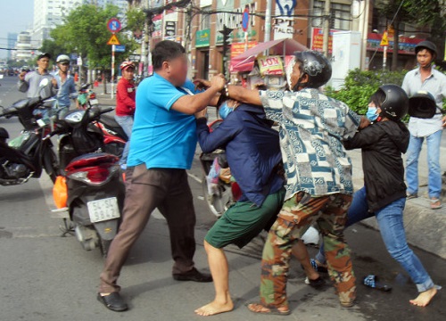 Clip: 2 thanh niên chạy xe máy lao vào đánh tài xế ô tô chảy máu đầu sau va chạm giao thông