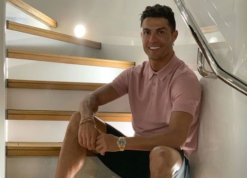 C.Ronaldo để lại ấn tượng với hình ảnh chăm con gái ngọt ngào