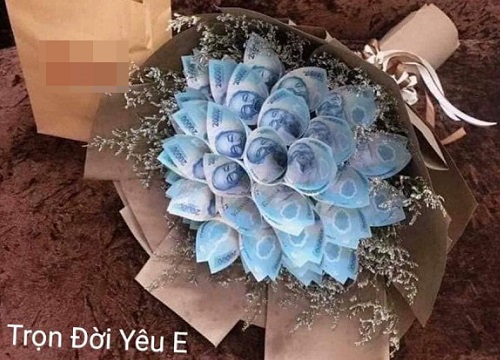 Đúng Valentine, cô dâu 63 tuổi ở Cao Bằng khoe được chồng trẻ tặng hoa... đồng tiền