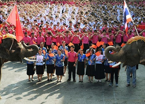 Học sinh gửi 'quà tình yêu' cho Trung Quốc