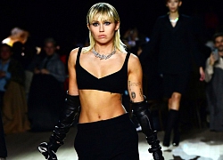 Miley Cyrus được khen khi diễn catwalk