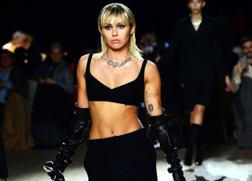 Miley Cyrus được khen khi diễn catwalk