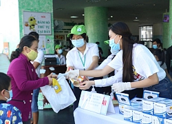 Sau giải cứu dưa hấu, Á hậu Kim Duyên đứng phát khẩu trang y tế tại bệnh viện Cần Thơ