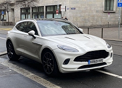 Ngẩn ngơ ngắm SUV Aston Martin DBX xuống phố