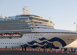 Nhóm hành khách đầu tiên rời du thuyền Diamond Princess