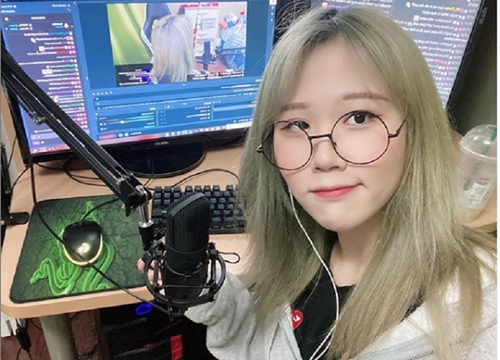 Nổi tiếng duyên dáng, nữ streamer lại bị mẹ ruột nghi ngờ khoe vẻ gợi cảm để câu view