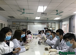 Sinh viên Y khoa đi học bình thường giữa dịch Covid-19